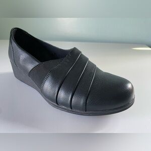 New Baretraps Womens Black Wedges Slip on Shoes Size 9W Ruched Flats Frisella